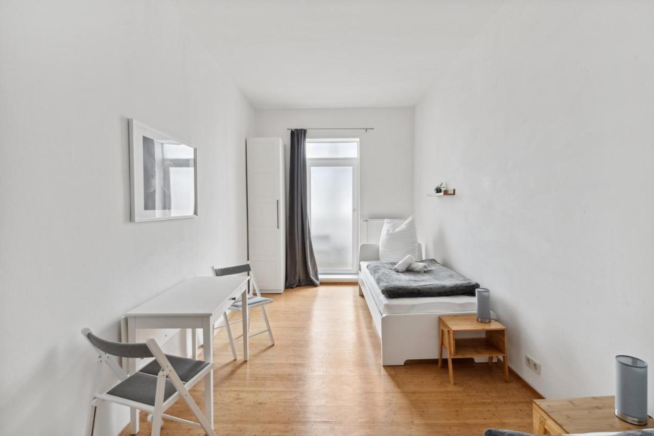 Apartment Fuer 13 Gaeste, 5 Schlafzimmer, 2 Baeder, 2 Loggia'S, Leipzig Zentrum Ost Bagian luar foto